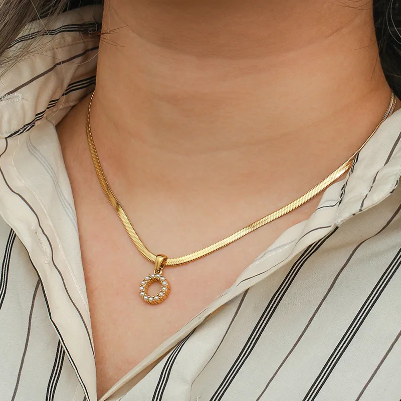 18K gold circle pendant necklace adorned with pearls, offering waterproof and discoloration-resistant features for long-lasting quality and style.